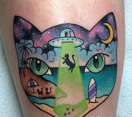 腿部彩色的猫头轮廓与飞船和岛屿纹身图案