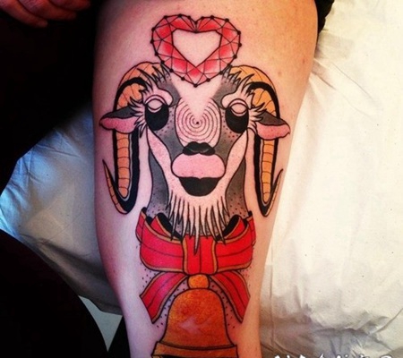 大腿红色的公羊和蝴蝶结铃铛纹身图案