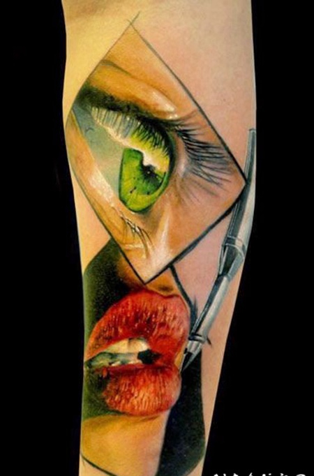 手臂写实风格的嘴唇和眼睛纹身图案