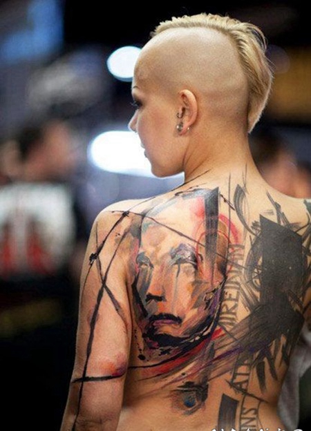 背部彩色的人类肖像和字母纹身图案