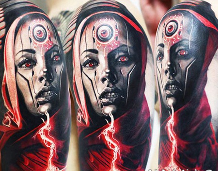 手臂彩色恐怖风格的外星女人与闪电纹身图案