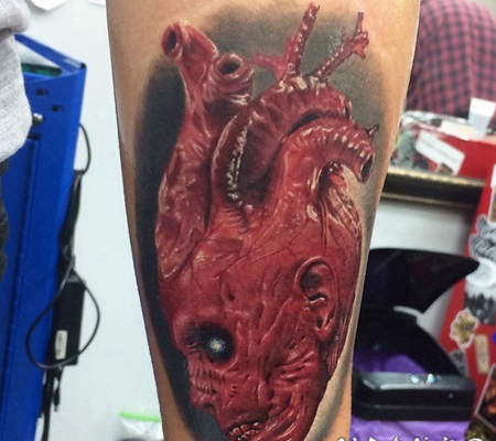 奇妙的彩色心脏结合邪恶的外星人头纹身图案