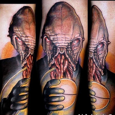 插画风格彩色的外星生物和神奇的球纹身图案