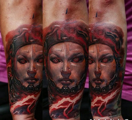 手臂彩色邪恶的外星女人与火焰纹身图案