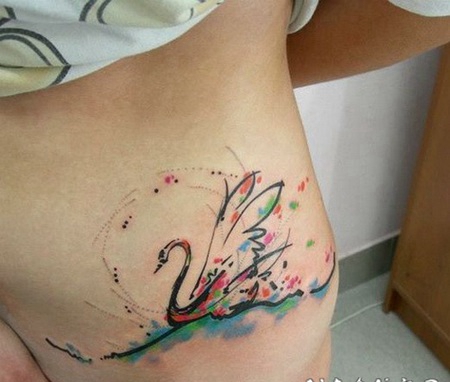 侧肋抽象的彩色天鹅纹身图案