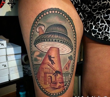 大腿彩色的外星飞船盗窃人类纹身图案