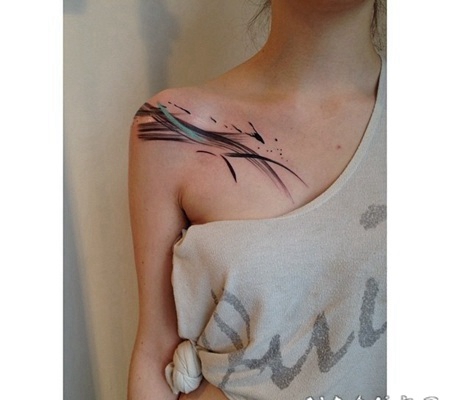 女生肩部唯美的水彩抽象线条纹身图案