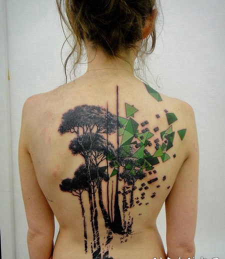 背部黑色大树与绿色几何图形纹身图案