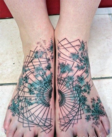 脚背美丽色彩的抽象线条花朵纹身图案