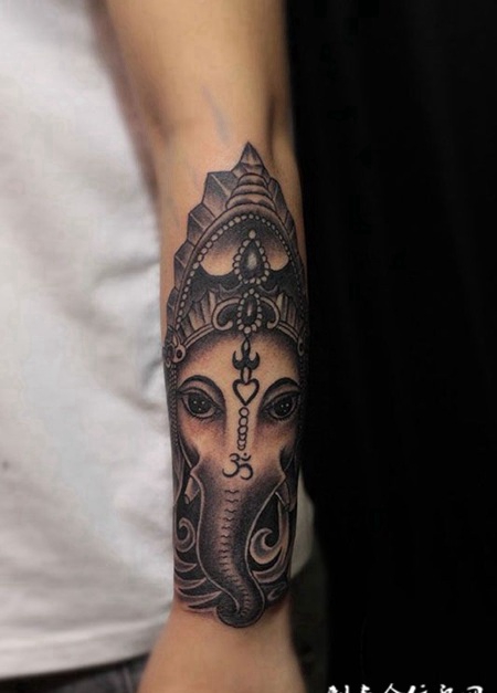 男子手臂上的象头神迦尼萨纹身图案