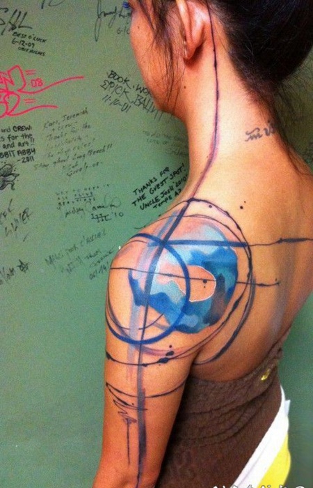 女生肩部抽象风格的蓝色线条纹身图案