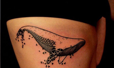 大腿抽象风格的几何鲸鱼纹身图案