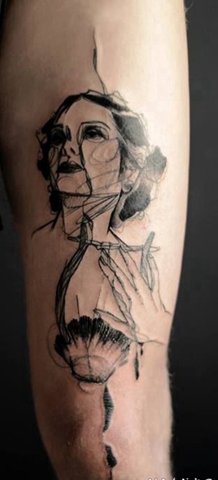 手臂上抽象风格的女子纹身图案