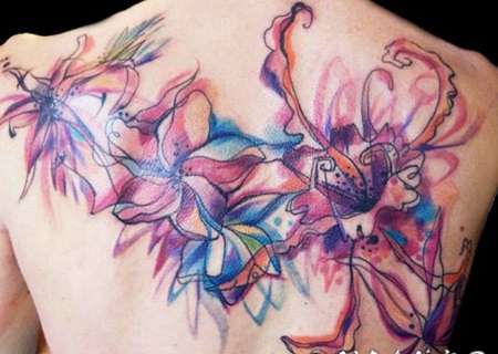 背部惊人的丰富多彩抽象异国花卉纹身图案