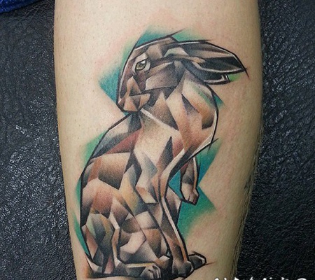 手臂上抽象的彩色兔子纹身图案