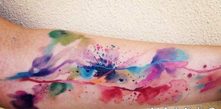 手臂水彩画风格的抽象花卉纹身图案