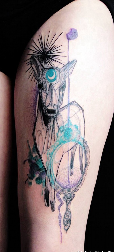 大腿抽象风格的彩色神秘鹿纹身图案