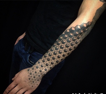 小臂惊人的黑色正方体装饰纹身图案