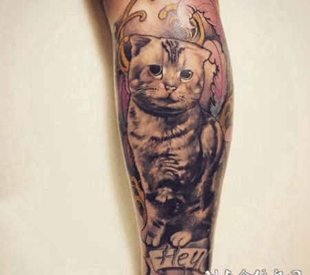 小腿上的虎斑猫纹身图案