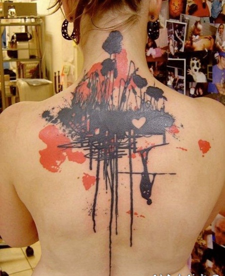 背部不寻常的抽象风格彩色花卉与心形纹身图案