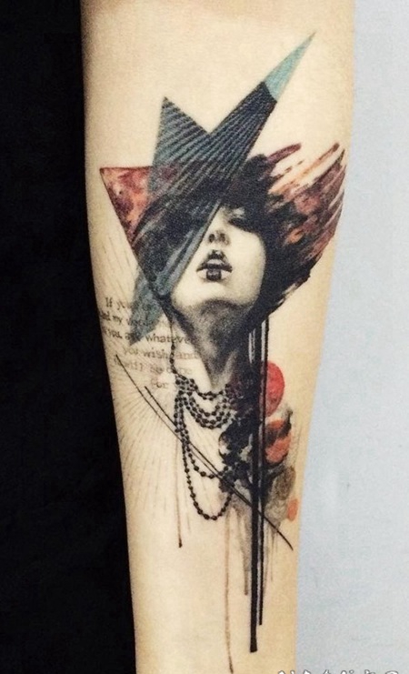 手臂五彩几何和女人肖像字母纹身图案