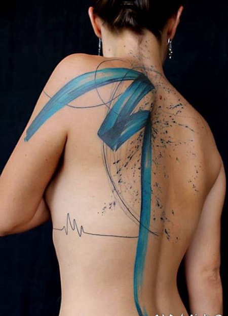 背部抽象风格的蓝色线条纹身图案