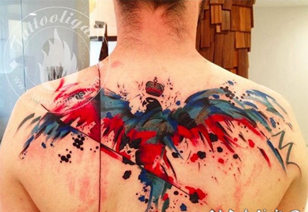 背部抽象水彩风格的小鸟纹身图案