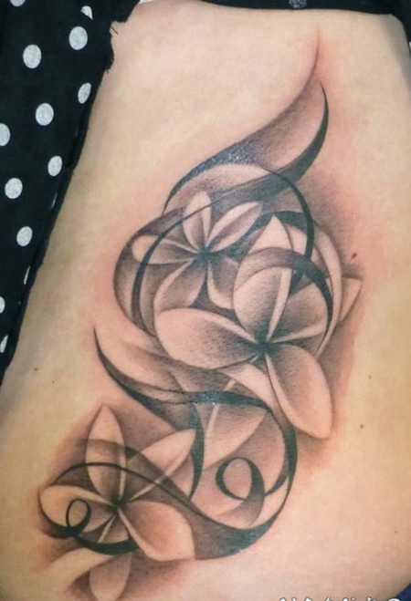 黑色的茉莉花与抽象线条侧肋纹身图案