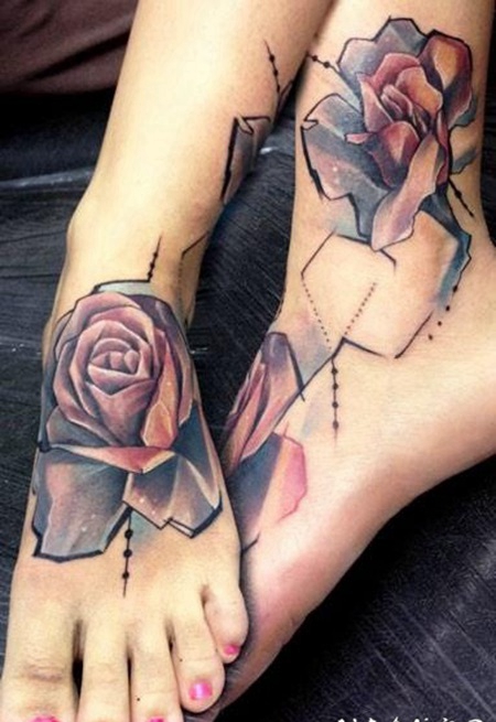 脚背彩色的几何风格玫瑰花纹身图案