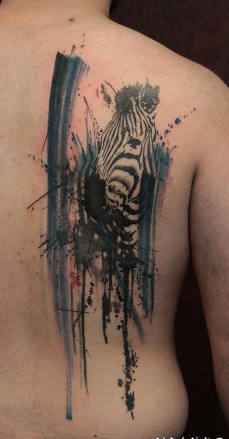 背部彩色抽象泼墨与斑马纹身图案