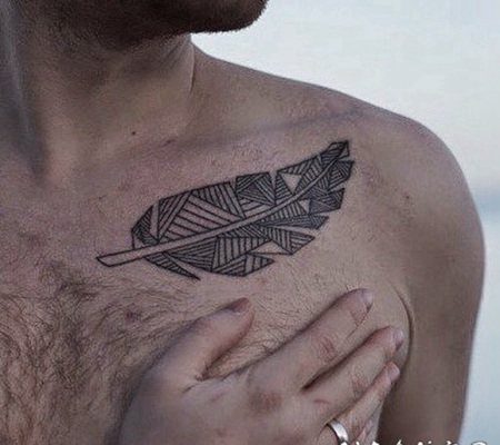 男子胸部黑色的部落羽毛纹身图案