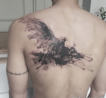 背部抽象风格的黑白大雕纹身图案