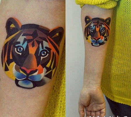 手臂几何式的彩色小虎头纹身图案