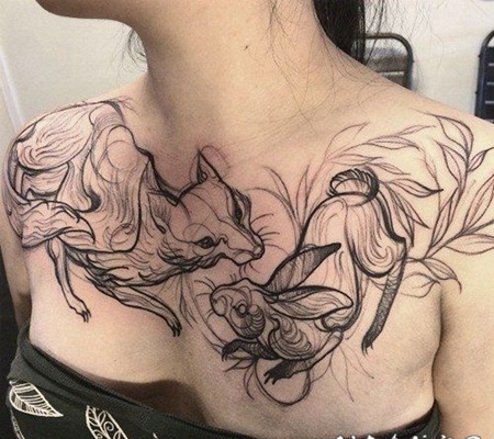 胸部抽象风格黑色的狐狸与小兔子纹身图案