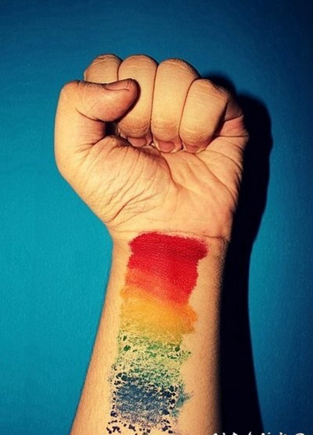 手腕简单的抽象风格七彩纹身图案