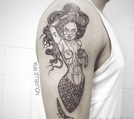 手臂黑色线条的美人鱼纹身图案