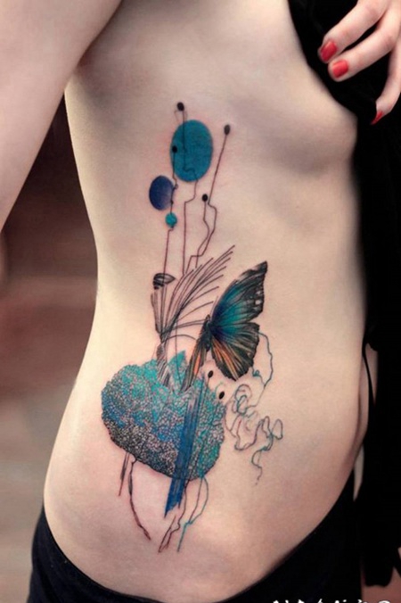 侧肋好看的抽象花朵与蝴蝶纹身图案
