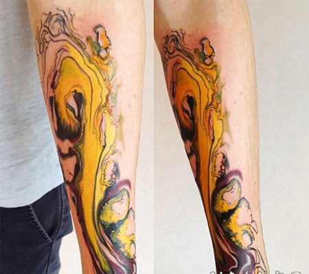 手臂上的彩色抽象纹身图案