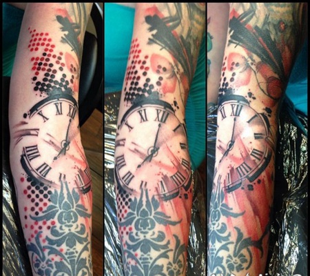 手臂彩色的时钟和装饰纹身图案