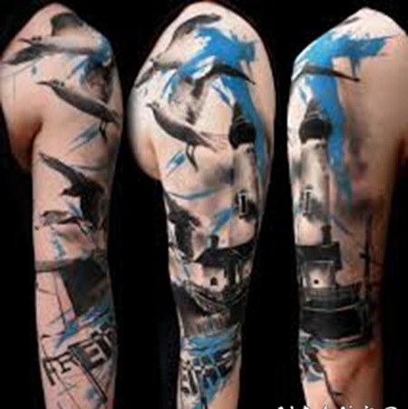 手臂抽象风格的彩色灯塔与鸟类纹身图案