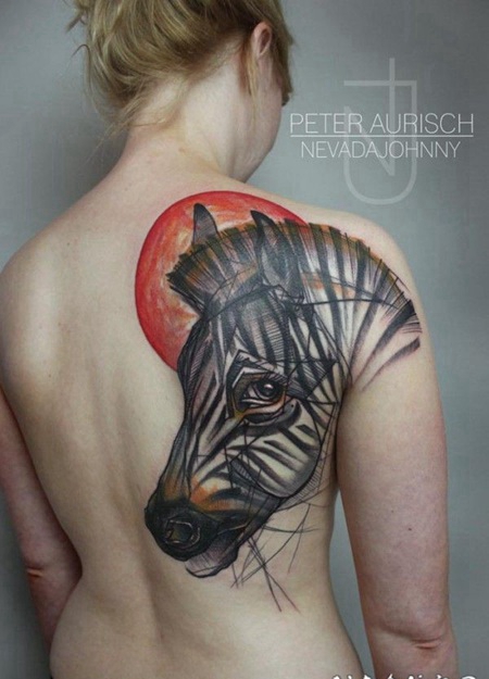 背部个性的彩色斑马纹身图案