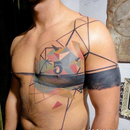 胸部五彩的几何与数字纹身图案