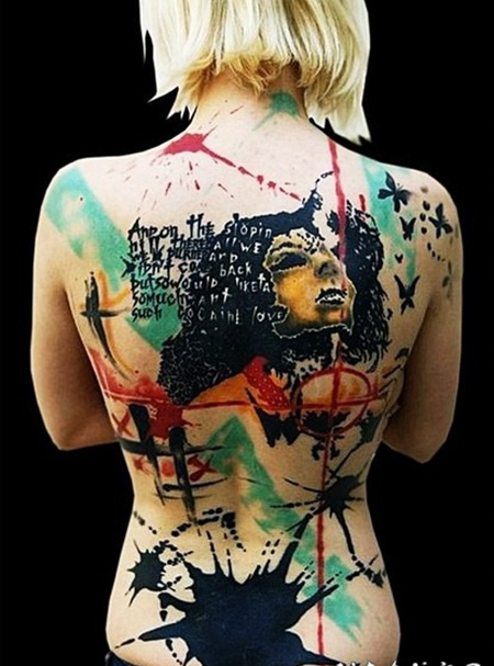 满背色彩斑斓的面具蝴蝶和泼墨纹身图案