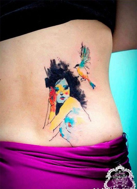 侧肋五彩的女人和小鸟纹身图案
