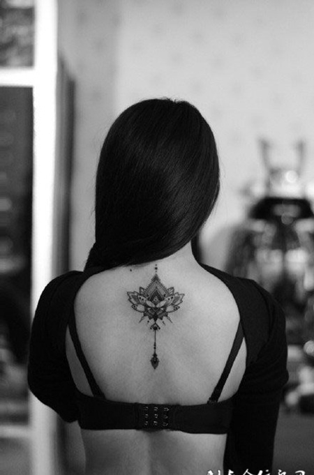 黄泉路上的花，女子背部彼岸花纹身图案