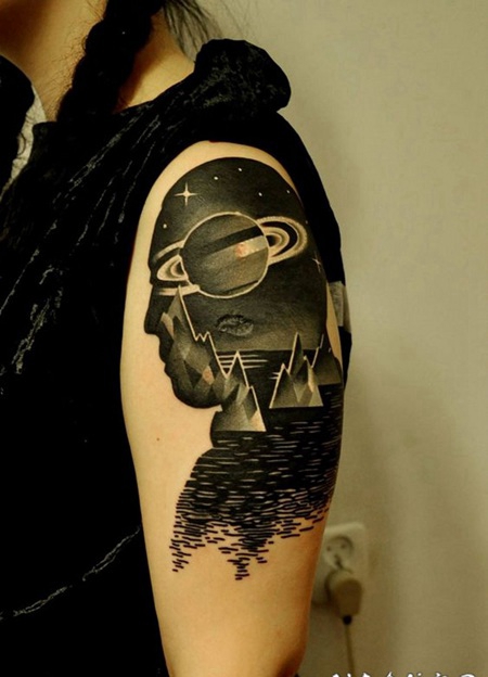 手臂黑白抽象人头轮廓和风景纹身图案