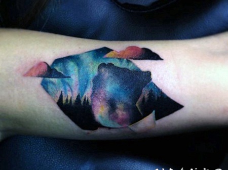 手臂上抽象风格七彩夜空纹身图案