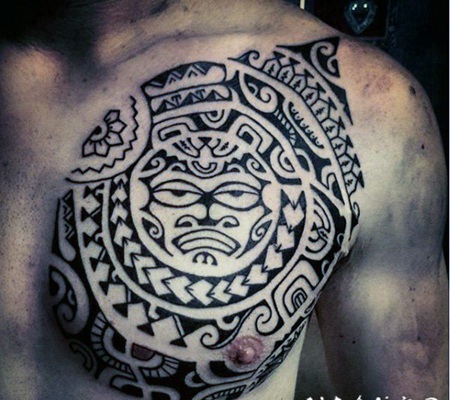 胸部抽象风格的黑色波利尼西亚图腾纹身图案
