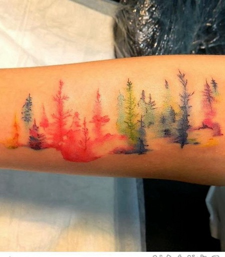 手臂好看的五彩抽象树纹身图案