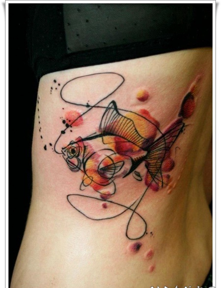 侧肋抽象风格的彩色小鱼纹身图案